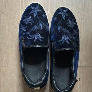 Blue platform velvet loafer
